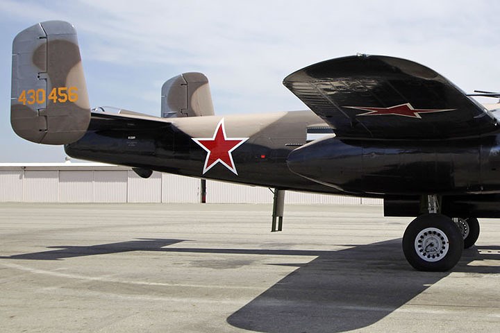 Hệ thống súng máy gắn trên máy bay ném bom B-25J của Mỹ